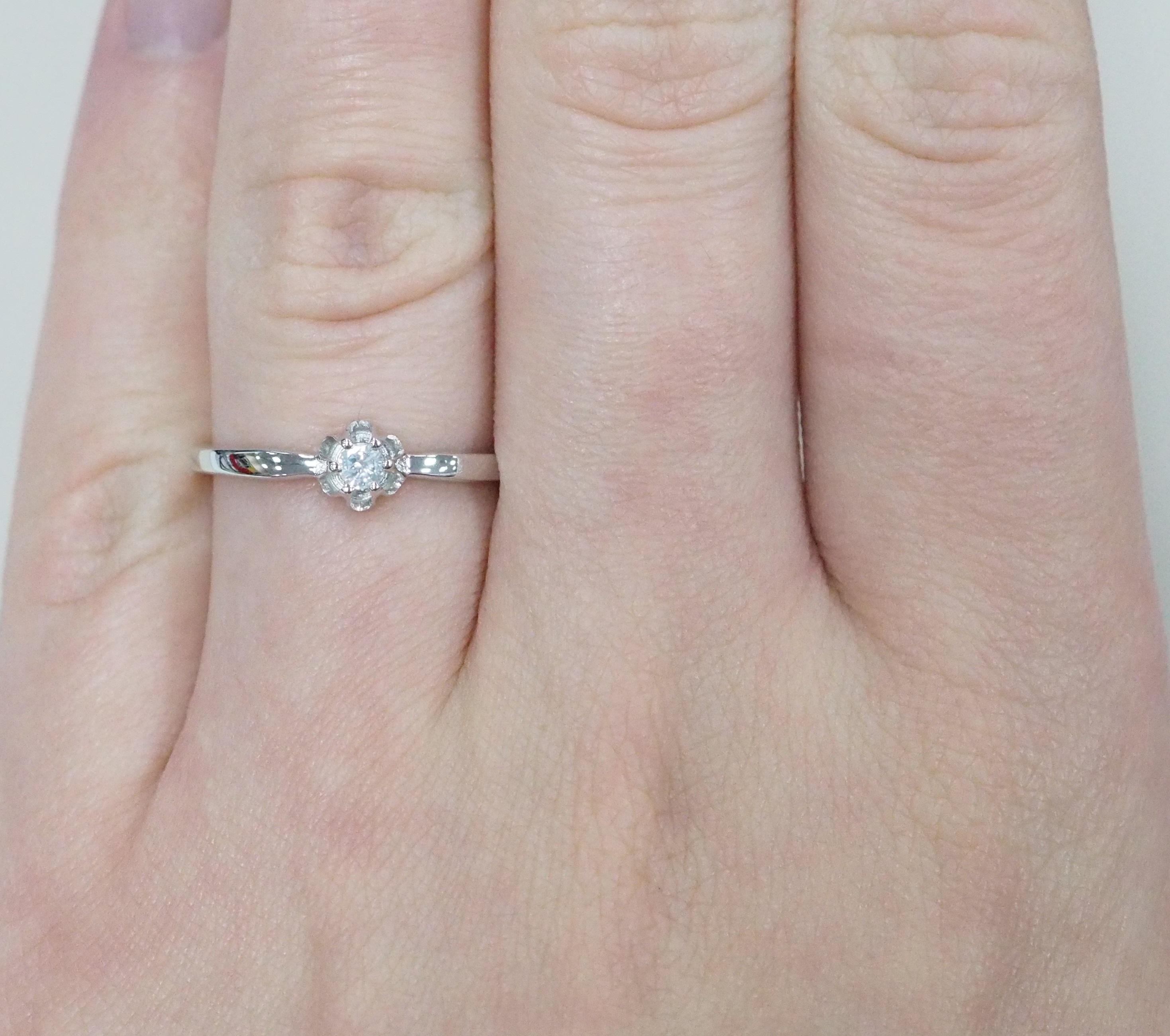 Серебряное кольцо с бриллиантом